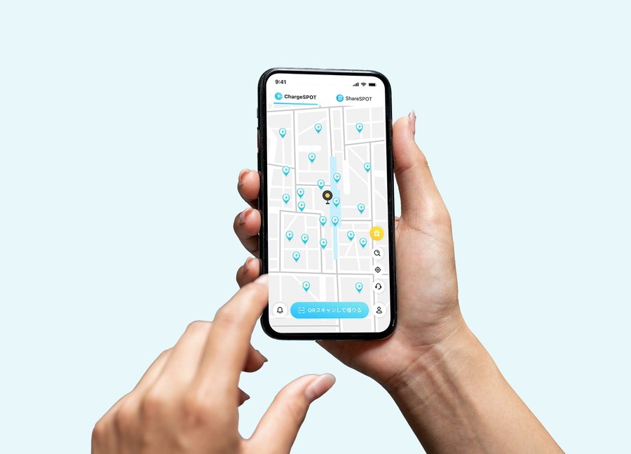 CHARGESPOTアプリの地図画面。近くのバッテリースタンドがピンで表示され、QRスキャンして借りるボタンがある